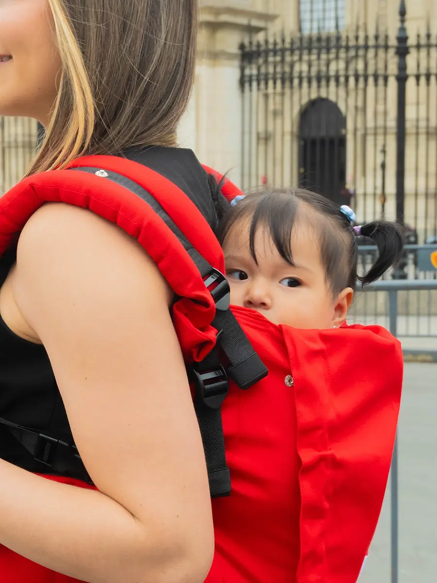 Evolutivo Rojo — Rojo parejo, sin dibujo. Se ve igual de bien en mamá y papá.